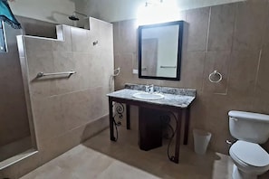 Séchoir à cheveux, serviettes fournies, savon, papier de toilette