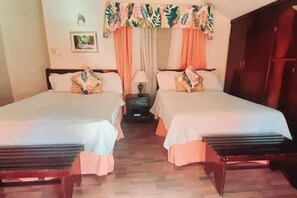 Desk, iron/ironing board, WiFi, bed sheets - Villa Esperanza @ Old Fort Bay, Ocho Rios (Steer Town)