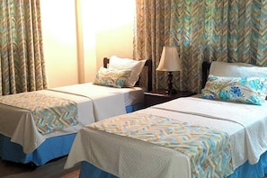 Bureau, fer et planche Ă  repasser, Wi-Fi, literie fournie