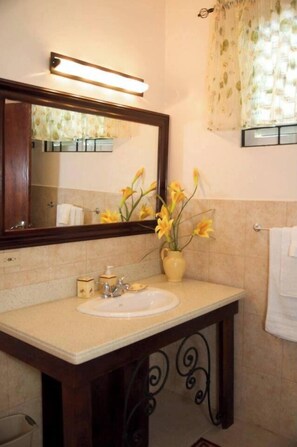 Hair dryer, towels, soap, toilet paper - Villa Esperanza @ Old Fort Bay, Ocho Rios (Steer Town)