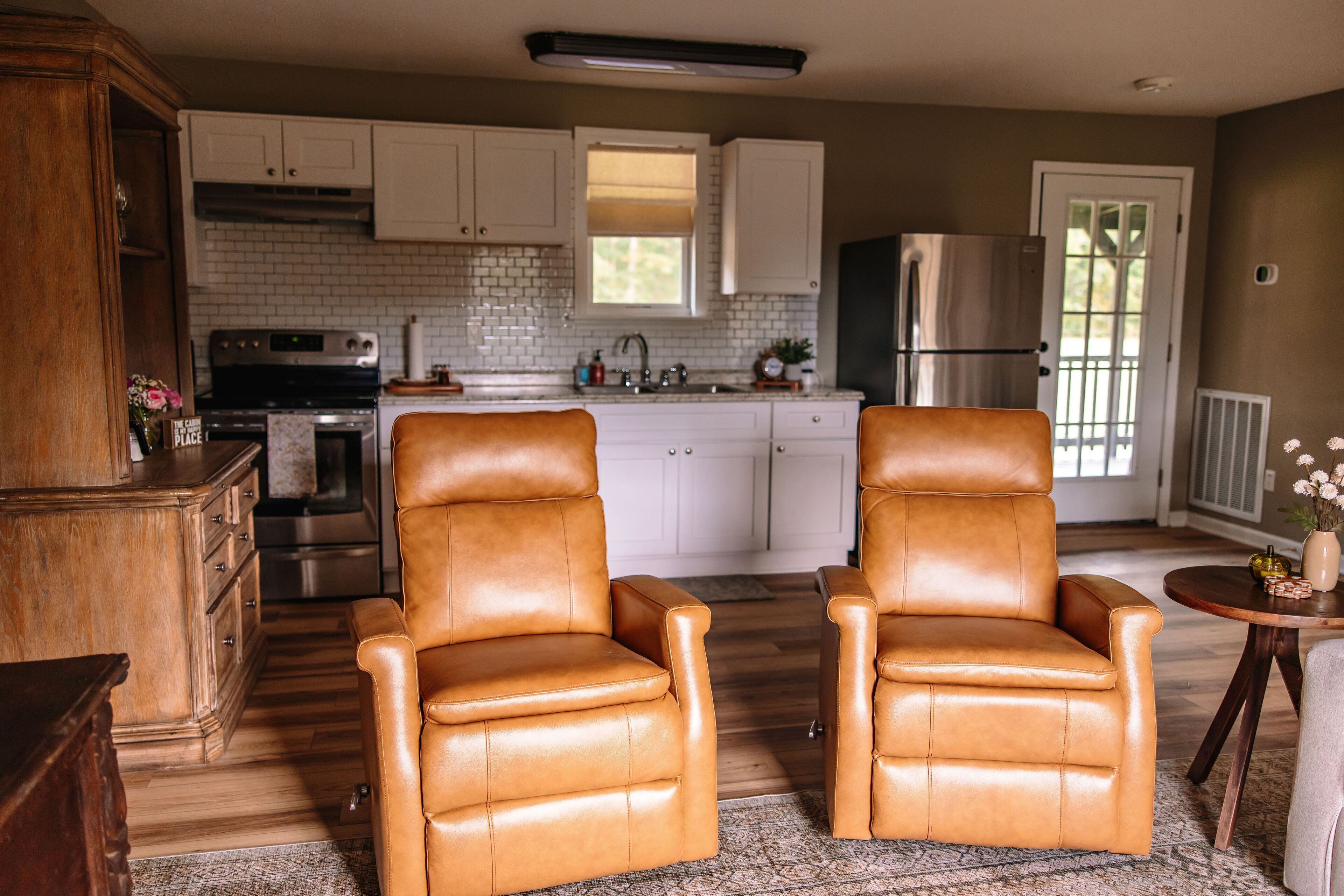 Fridge, oven, stovetop, coffee/tea maker