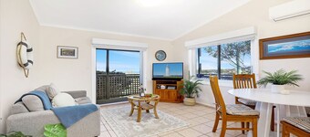 Flipside Apartment - coastal escape for couples, with ocean views and top Kiama spots nearby