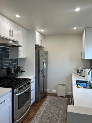 Mikrobølgeovn, ovn, kokeplater og oppvaskmaskin