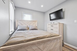 2 bedrooms, desk, iron/ironing board, travel crib