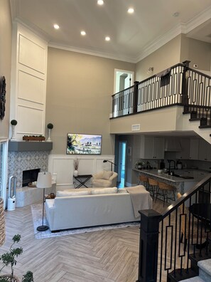 Smart TV - Beautiful 3-bedroom house with office in Scottsdale. (Scottsdale)