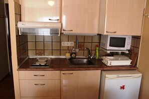 Mikrobølgeovn, kaffetrakter/tekoker og kjøkkenutstyr