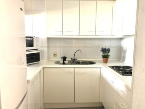 Mikrobølgeovn, ovn, kaffetrakter/tekoker og kjøkkenutstyr