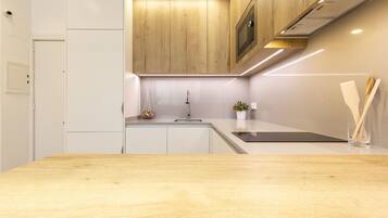 Microwave, oven, dishwasher, coffee/tea maker