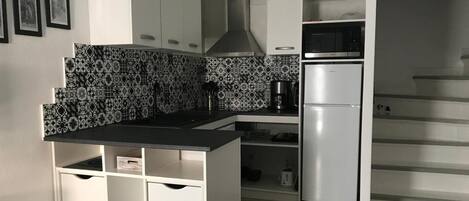 Mikrowelle, Wasserkocher mit Kaffee-/Teezubehör