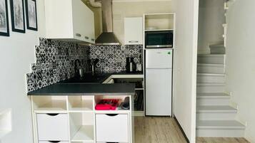 Microondas, cafetera y tetera y utensilios de cocina