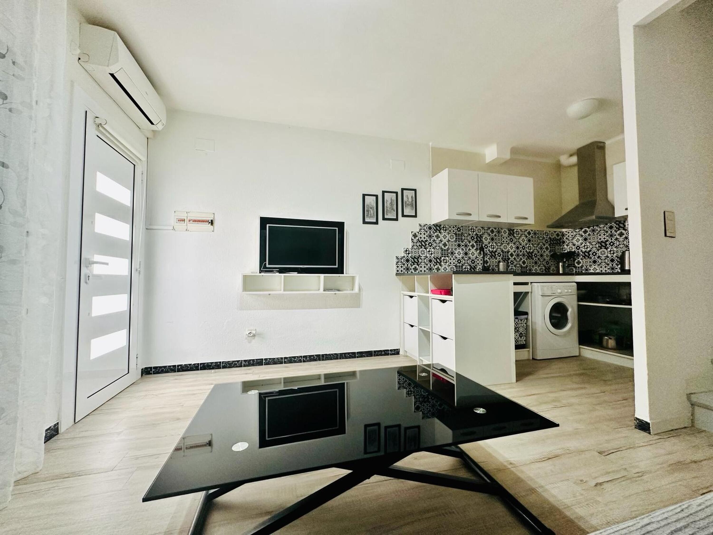 ميكروويف، ماكينة لصنع القهوة/الشاي، مستلزمات طهي/أطباق/أوعية