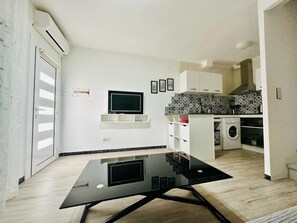 Mikrobølgeovn, kaffetrakter/tekoker og kjøkkenutstyr