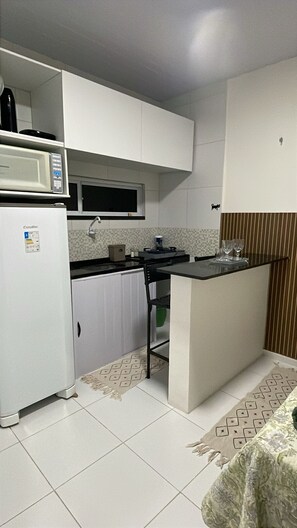 Geladeira, micro-ondas, cooktop, liquidificador