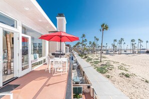 Outdoor dining - Oceanfront 5BR Home with Spacious Balcony & Patio, Right on the Boardwalk! (Newport Beach)