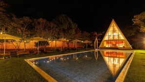 Una piscina al aire libre