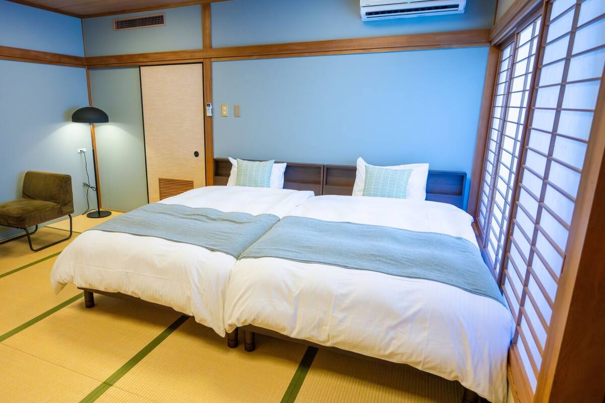 Habitación de estilo japonés con 2 camas individuales, vista a la alberca | Wifi gratis