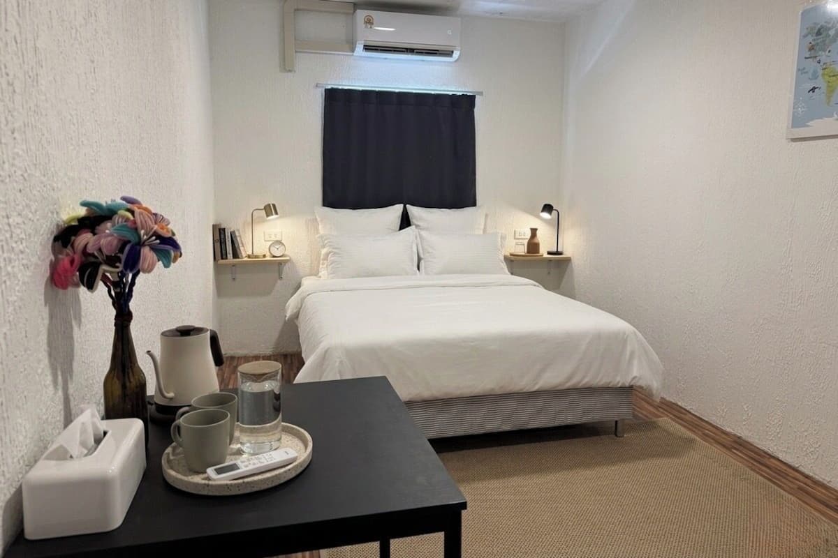Superior Room with Private Bathroom | WiFi (free), bed sheets