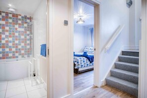 2 عدّة غرف نوم وواي فاي وملاءات أسرّة