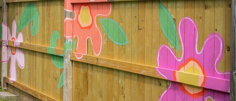 Una cerca de madera con alegres decoraciones florales.