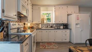 KĂŒhlschrank, Mikrowelle, Ofen, Herdplatte