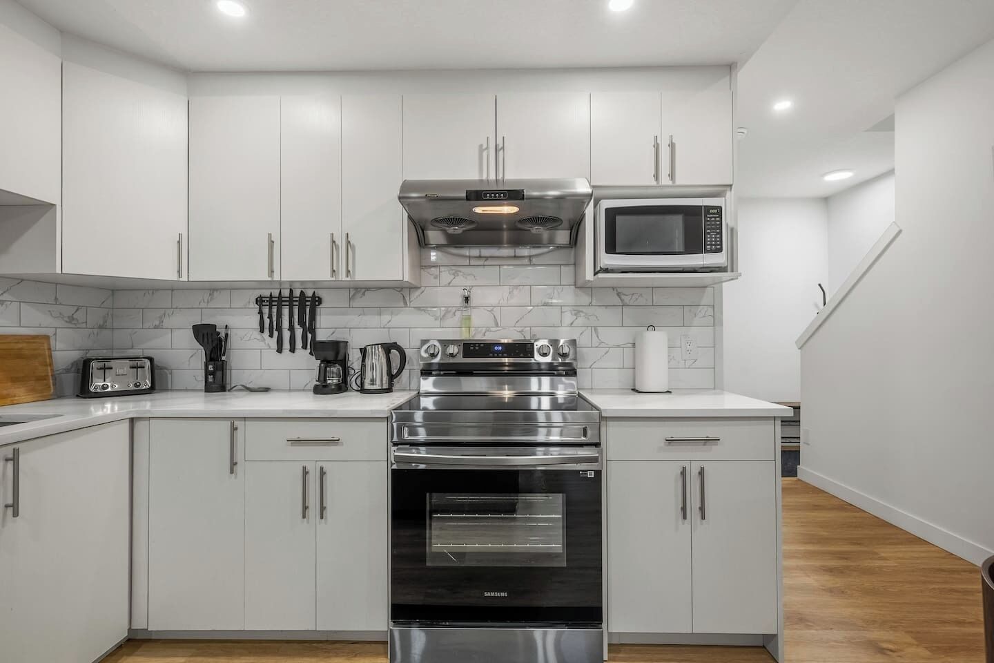 Jääkaappi, mikroaaltouuni, uuni, liesi