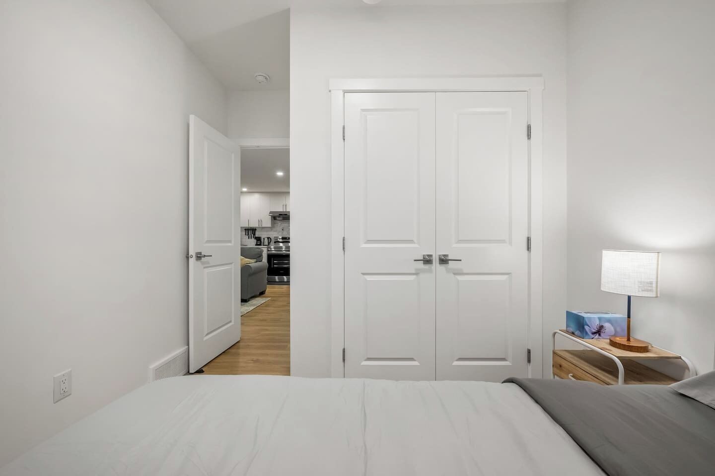 Työpöytä, silitysrauta/-lauta, Wi-Fi, vuodevaatteet