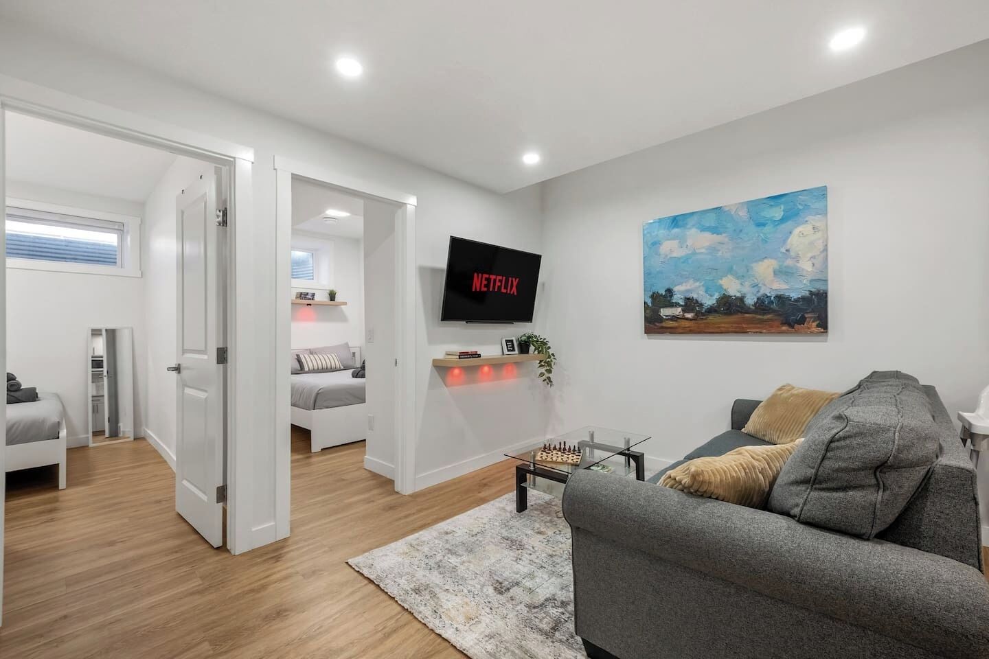 Televisio, kirjoja, työhuone