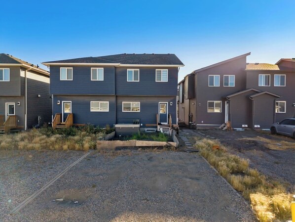 Exterior - Modern 2BR Private Suite Near Calgary Airport (Calgary)