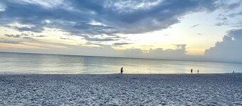 6 minutes to Manasota Key Beach & 15 minutes to Venice, Beautiful Duplex Remodel