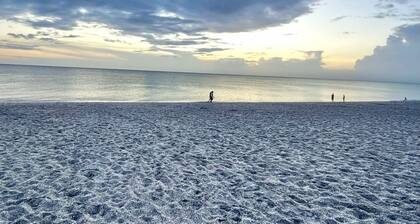 6 minutes to Manasota Key Beach & 15 minutes to Venice, Beautiful Duplex Remodel