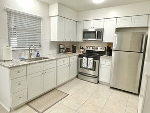 Geladeira, micro-ondas, fogão, cooktop