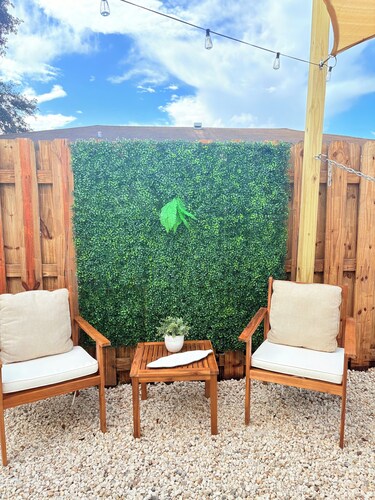 Independent Modern Apartment w Private backyard