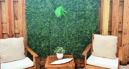 Independent Modern Apartment w Private backyard