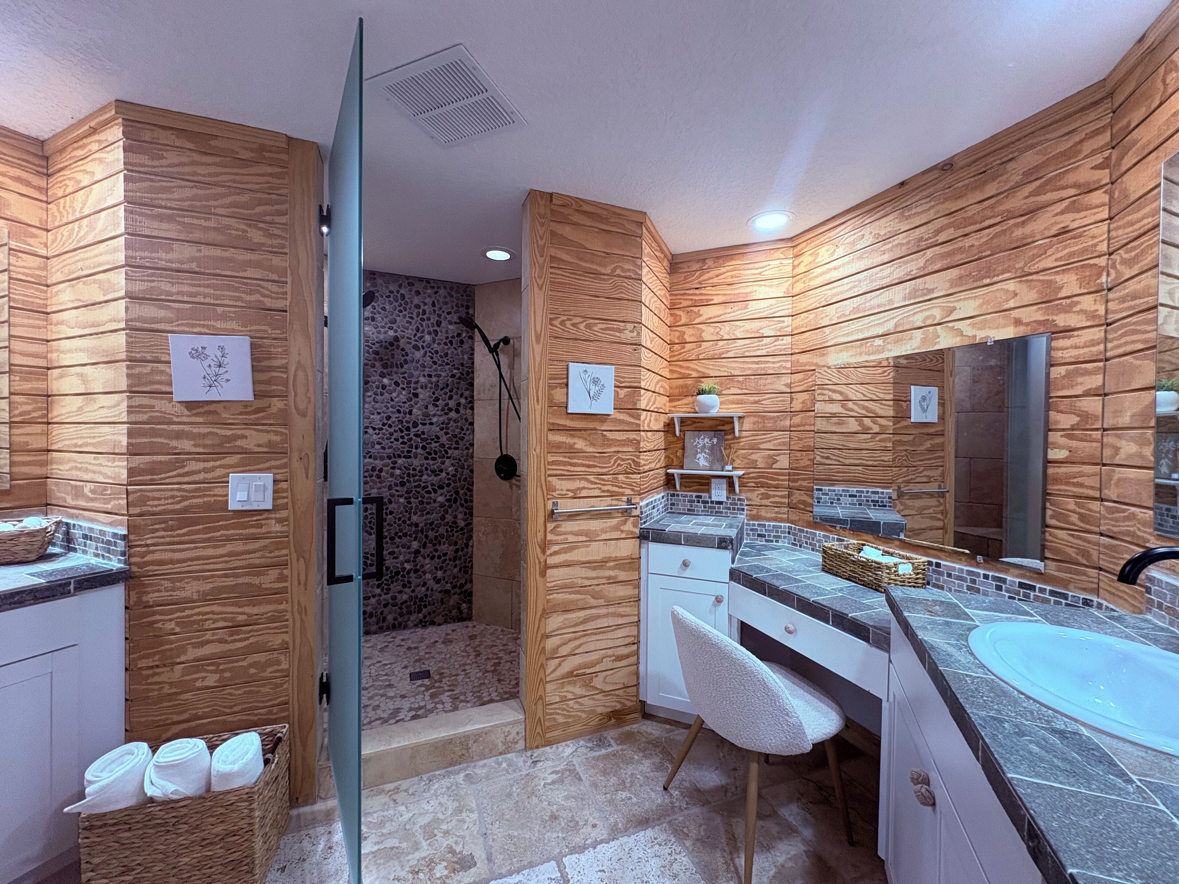 Secador de pelo, toallas, jabón, papel higiénico