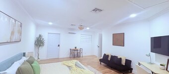 Independent Modern Apartment w Private backyard