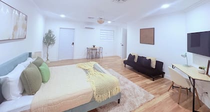Independent Modern Apartment w Private backyard