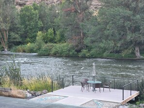Outdoor dining -  River Rest Loft on the Link River (Klamath Falls)
