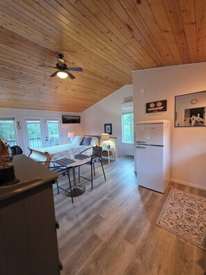 1 bedroom, desk, iron/ironing board, free WiFi