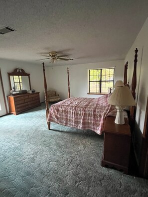 3 bedrooms, iron/ironing board, bed sheets