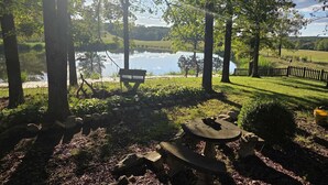 Un parco tranquillo sul lago, con un tavolo da picnic e una panchina.
