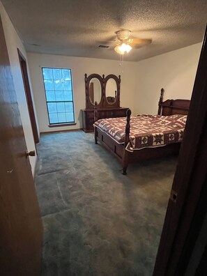 3 dormitorios, tabla de planchar con plancha, ropa de cama