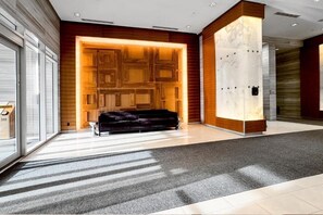 Lobby - Chic 3-bedroom hotel room with AC, gym, parking, Downtown Toronto (Toronto)