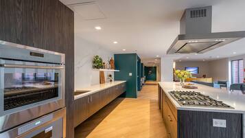 Refrigerador, microondas, horno y lavavajillas