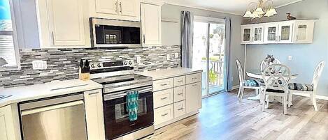 Microondas, horno, placa de cocina y lavavajillas