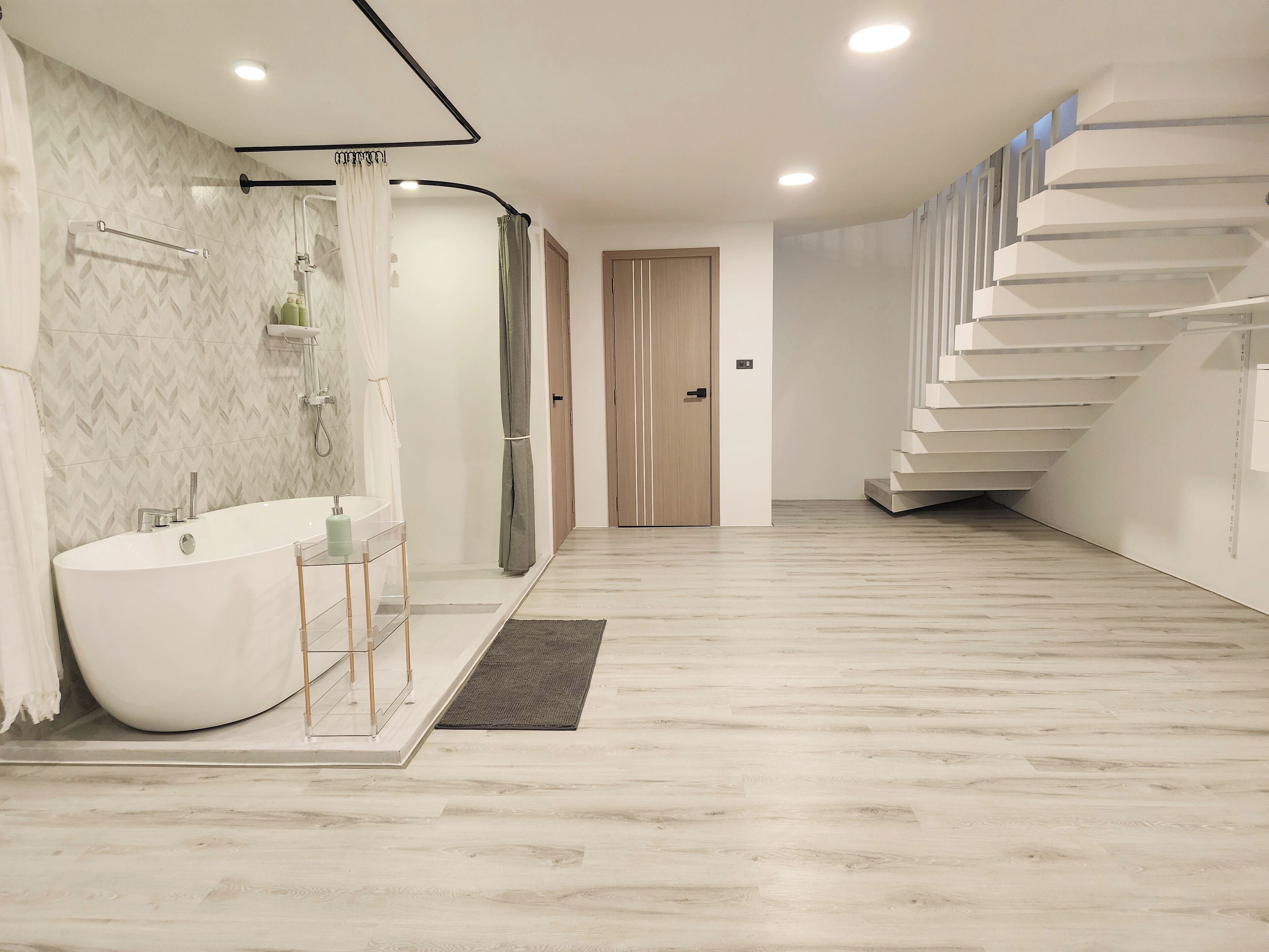 Separate bathtub and shower, free toiletries, hair dryer, slippers