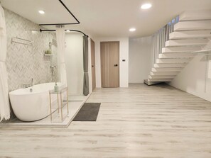 個別の浴槽とシャワー、バスアメニティ (無料)、ヘアドライヤー、スリッパ