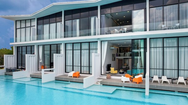 4 outdoor pools