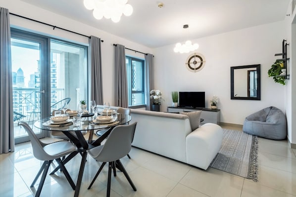 Deluxe Apartment, 1 Bedroom, Balcony, City View | In-room dining