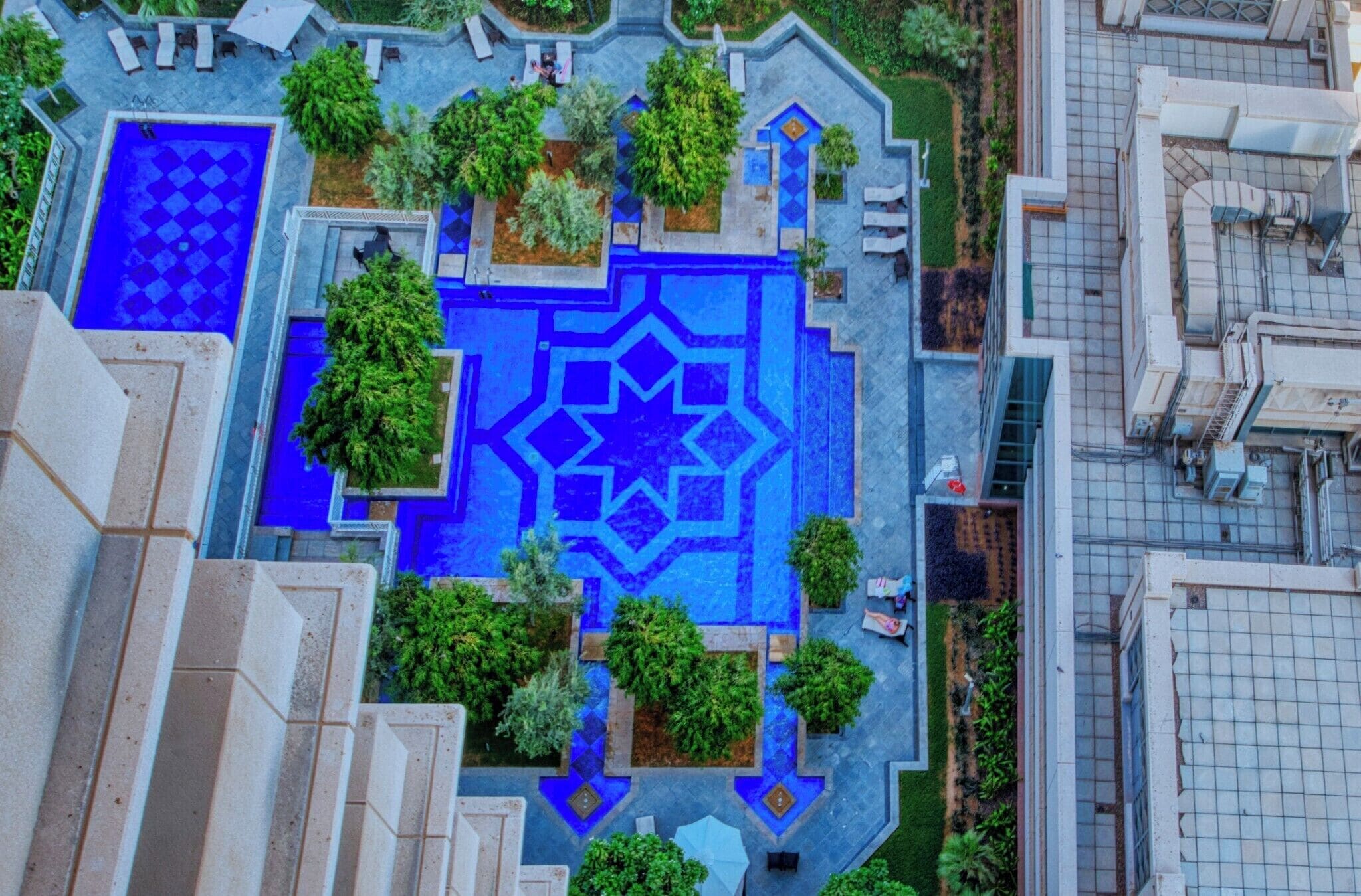 室外游泳池，池畔遮阳伞，日光浴躺椅