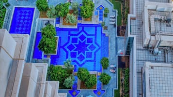 Piscina a l'aire lliure, para-sols i gandules